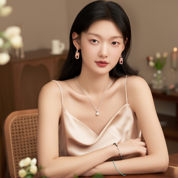 生活瞬间，美女，韩系美女，丝绸，美妆广告，家庭餐桌，4K超清，写实风格，温馨，柔和室内光，细腻皮肤，项链，耳环，手链。
